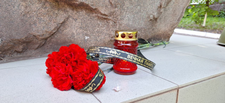 Состоялось возложение цветов к памятнику погибшим заводчанам – участникам специальной военной операции.