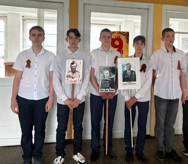 Школьники и педколлективы города Енакиево присоединились ко Всероссийской акции «Георгиевская лента».