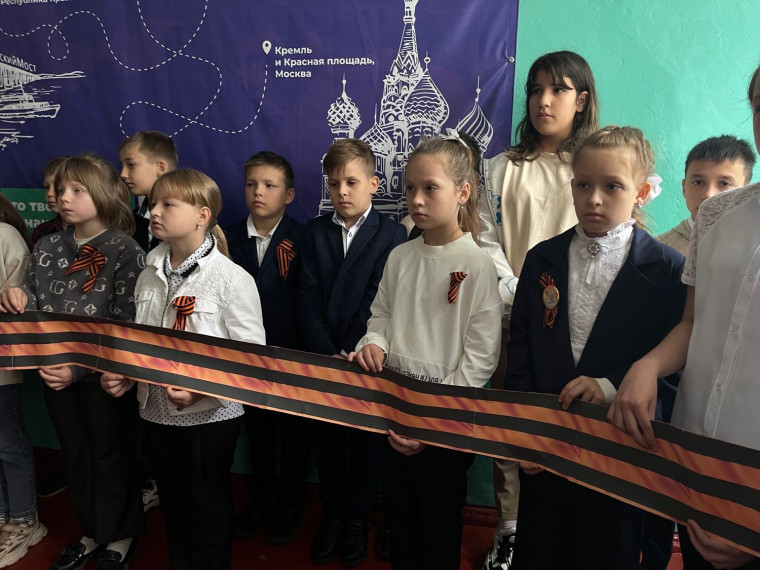 Школьники и педколлективы города Енакиево присоединились ко Всероссийской акции «Георгиевская лента».