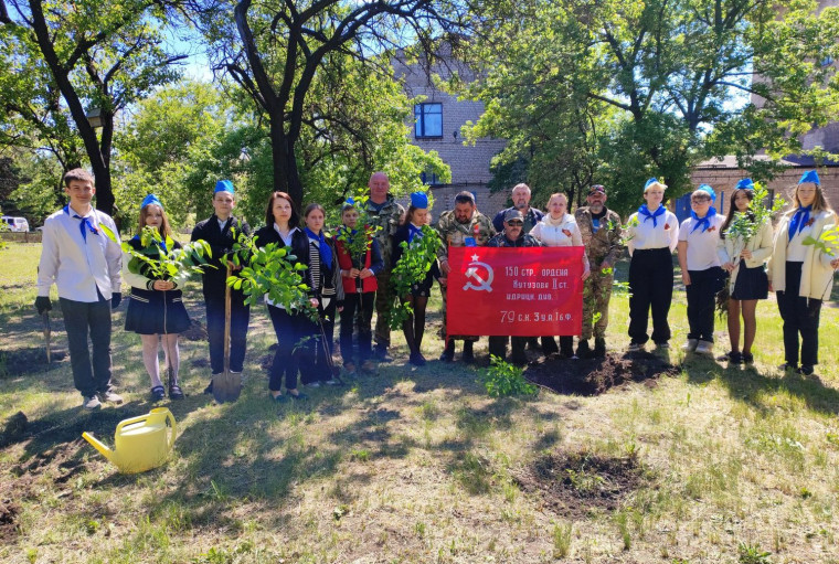Представители государственного фонда «Защитники Отечества» и обучающиеся школы № 7 города Енакиево высадили деревья в рамках акции «Сад памяти».