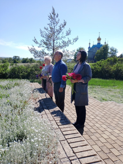 В пгт Ольховатка состоялось возложение цветов.