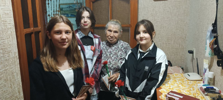 Обучающиеся МБОУ «Школа № 15 им. М.С. Батраковой г. Енакиево» приняли участие в акции «Красная гвоздика».