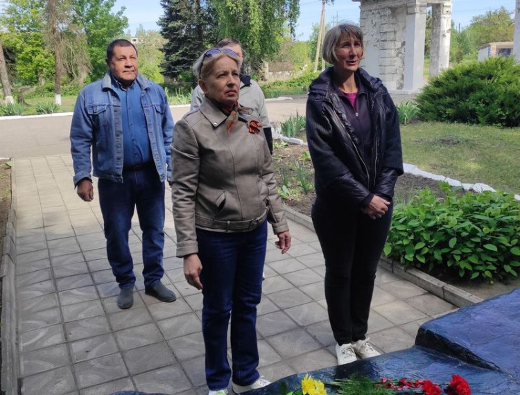 Состоялось возложение цветов к братской могиле партизан и подпольщиков.